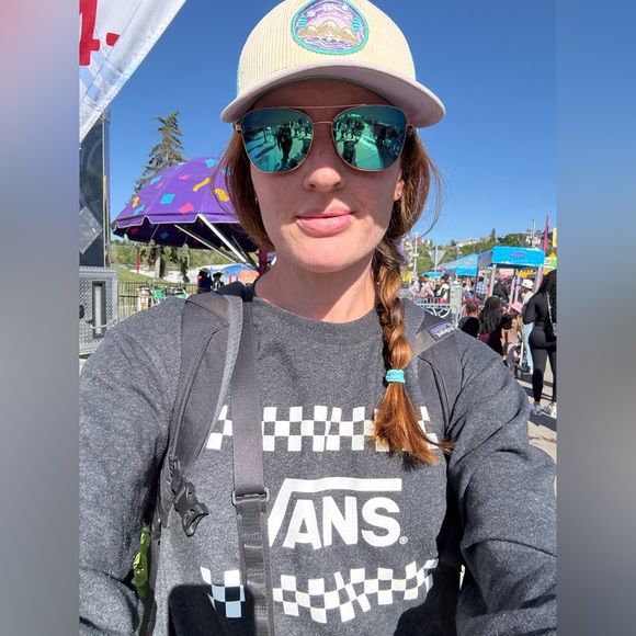 Meet your Posher, Caitlin - Picture 1 of 3